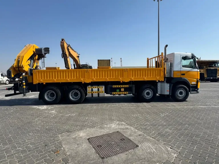2019 VOLVO FM450 8X4 TWIN-STEER WHEEL WITH 2023 XCMG SQZ350 - 35TONS KNUCKLE BOOM FLATBED TRUCK WITH CRANE